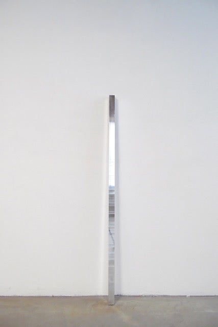 Retrouvez chez Acid Gallery les barres en aluminium de Laurent Da Sylva | Nom : L.20201023.24.5 | Technique : Fraisage numérique sur aluminium poli | Format : 4 x 4 x 140 cm | Date : 2021 | Prix : 3 000 €