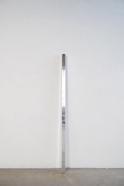 Retrouvez chez Acid Gallery les barres en aluminium de Laurent Da Sylva | Nom : L.20210806.15.10 | Technique : Fraisage numérique sur aluminium poli | Format : 4 x 4 x 140 cm | Date : 2021 | Prix : 3 000 €