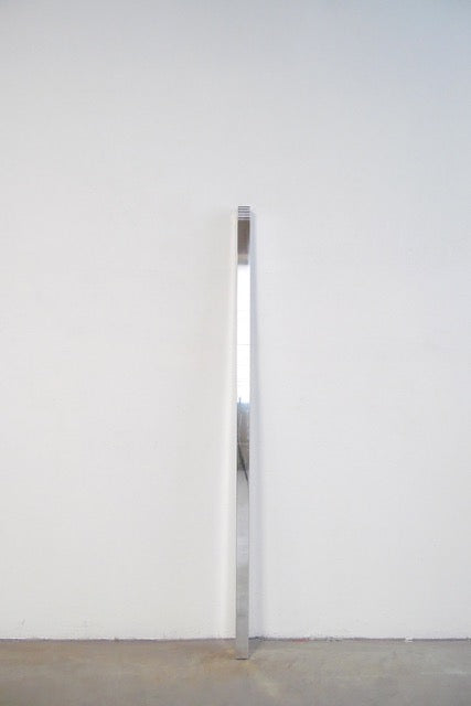 Retrouvez chez Acid Gallery les barres en aluminium de Laurent Da Sylva | Nom : L.202110807.12.10 | Technique : Fraisage numérique sur aluminium poli | Format :4 x 4 x 140 cm | Date : 2021 | Prix : 3 000 €